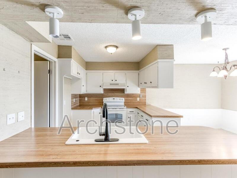 6605 Lyrewood Ln - Photo 7 of 30