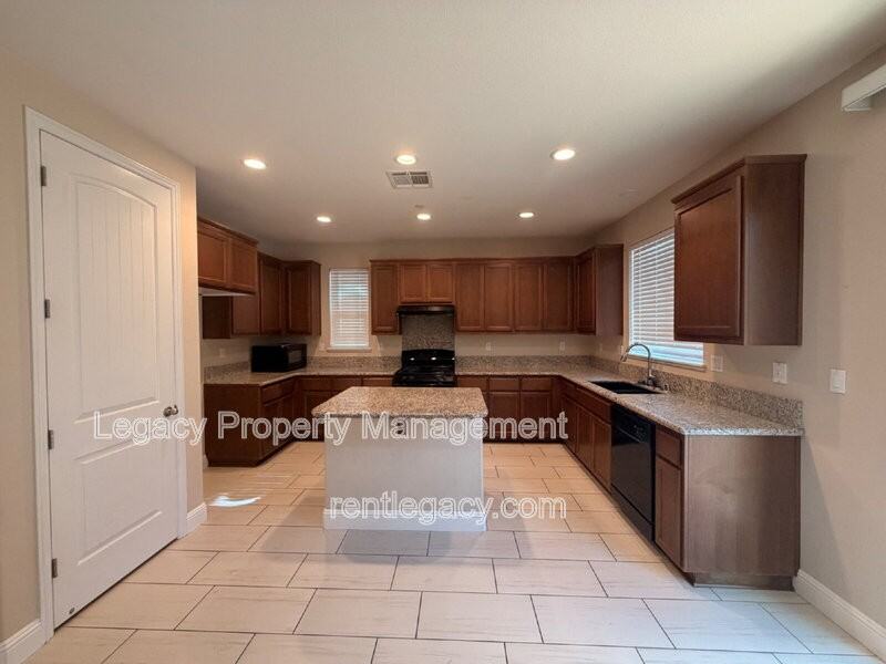 3224 La Paz Dr - Photo 5 of 30