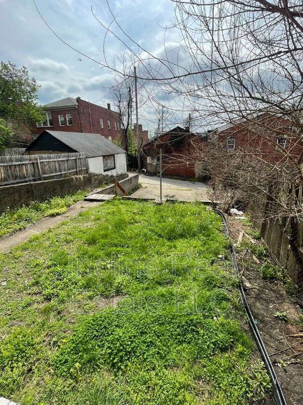 561 2nd St - Photo 7 of 26