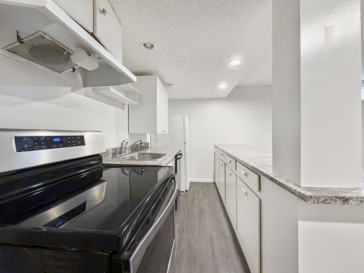 63 Woodglen Close SW, Calgary - Photo 4 of 12