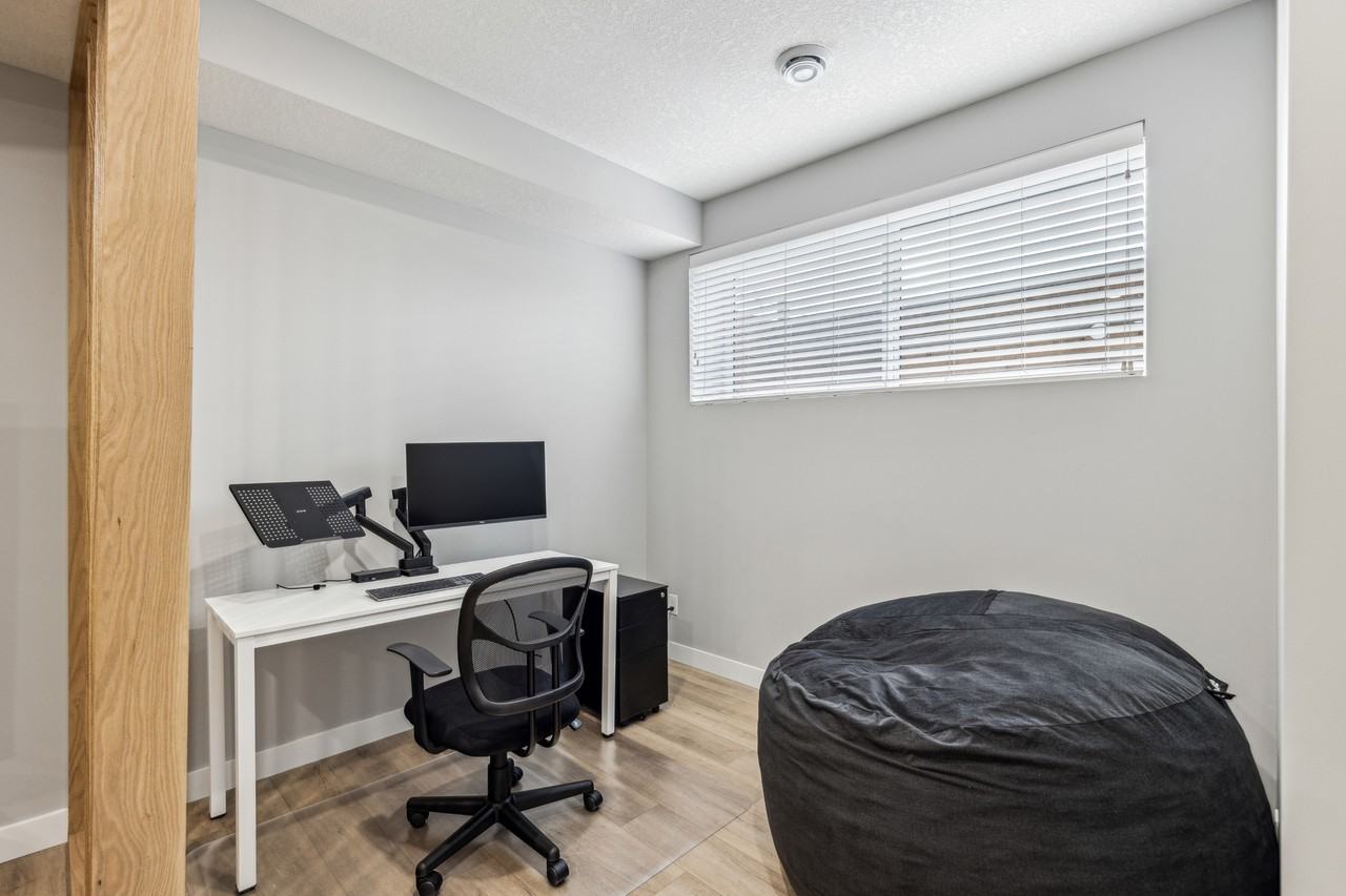 7136 34 Avenue NW, Calgary - Photo 4 of 29