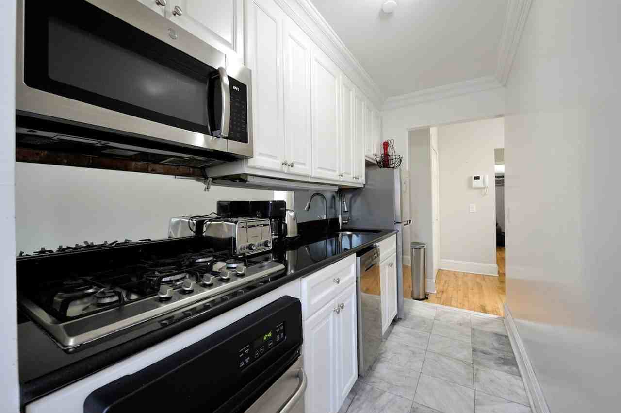 468W W 47th St #1323964P - Photo 7 of 18