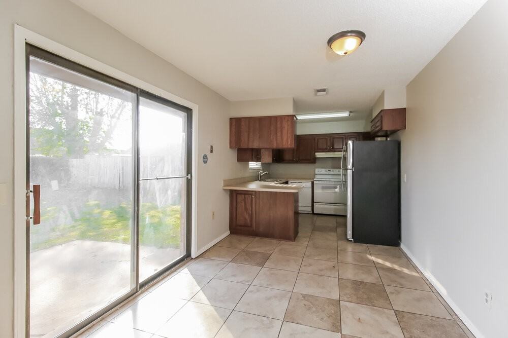 1808 Se 13th St - Photo 6 of 22