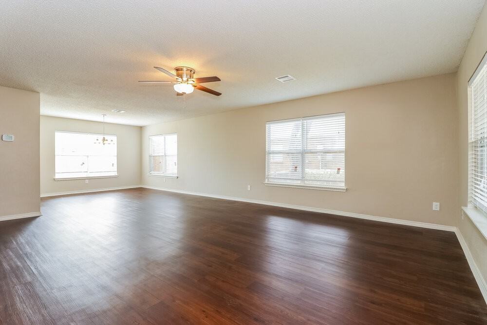 3156 Pine Valley Dr - Photo 3 of 15