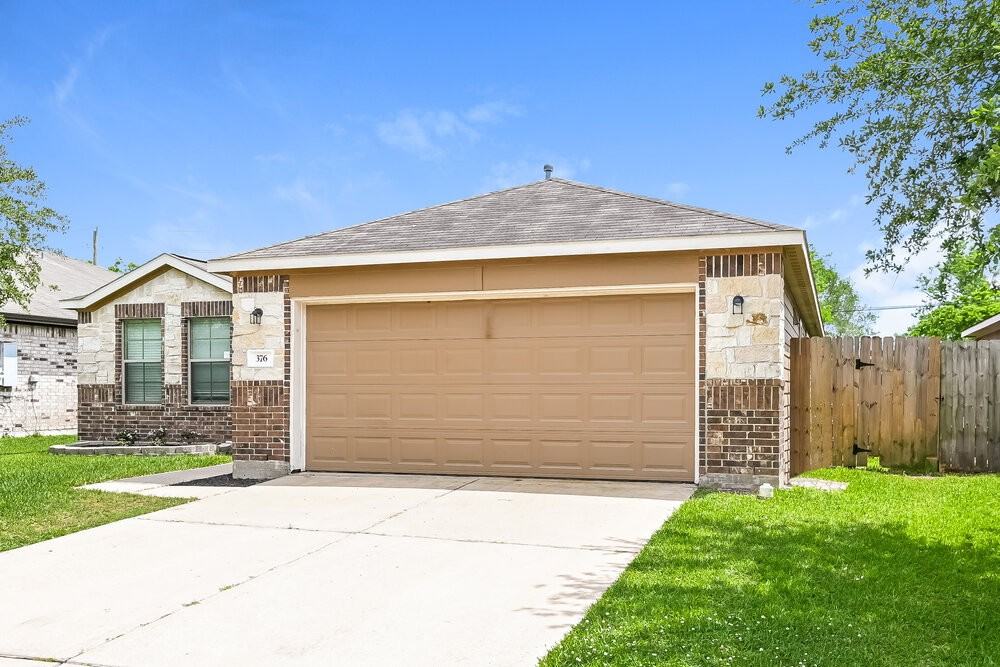 376 Henry St - Photo 3 of 16