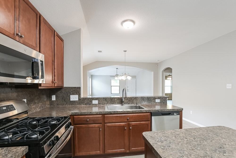 376 Henry St - Photo 4 of 16