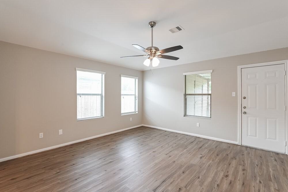 376 Henry St - Photo 6 of 16