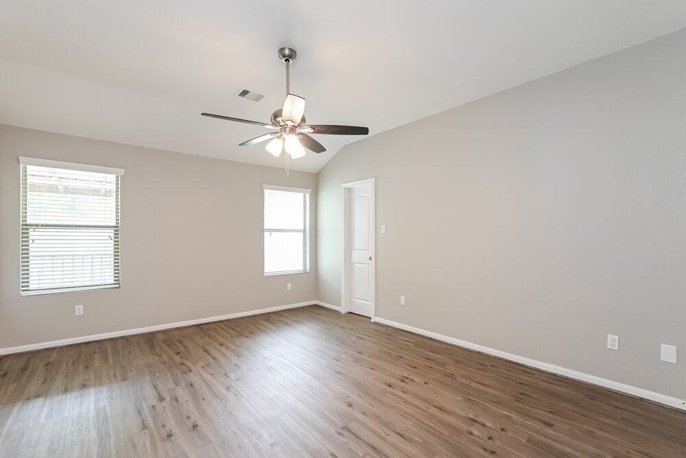 376 Henry St - Photo 7 of 16