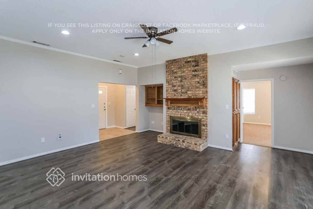 203 Bowie St - Photo 2 of 16