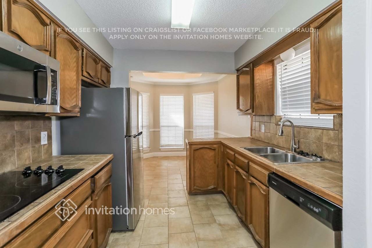 203 Bowie St - Photo 6 of 16