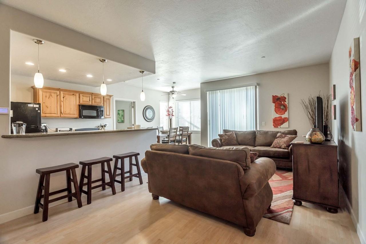 606 W South Temple St #1389262P - Photo 2 of 31