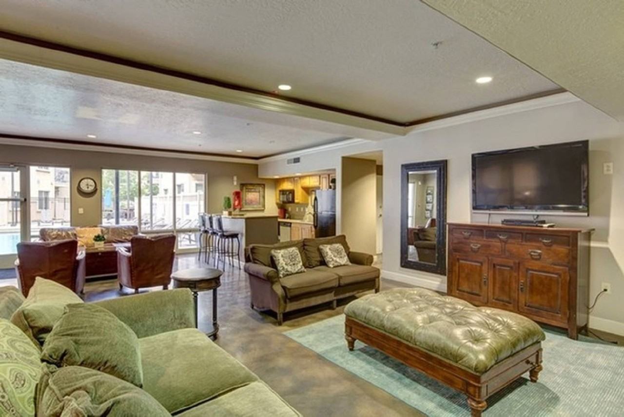 606 W South Temple St #1389262P - Photo 4 of 31