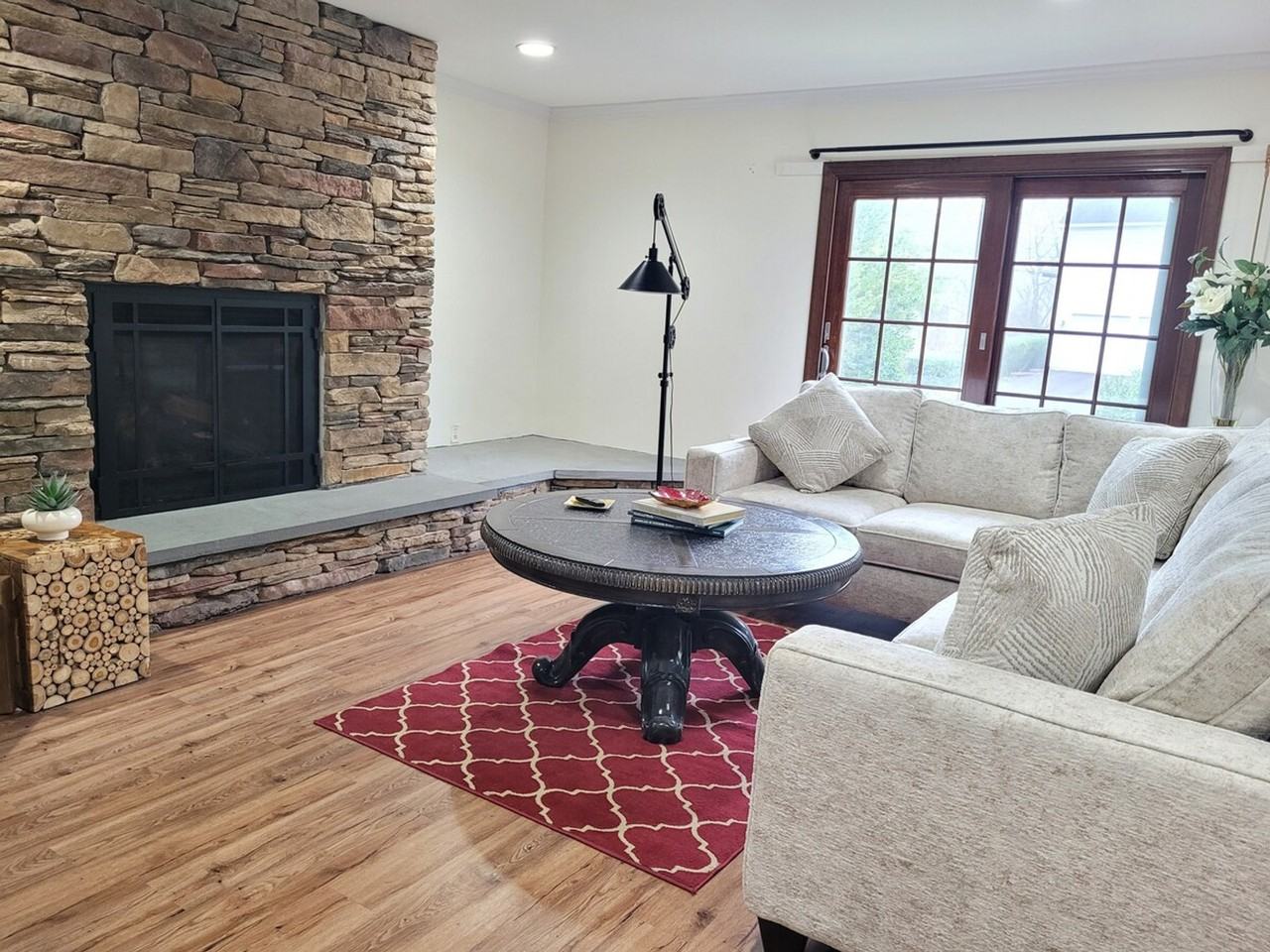 2017 Woodford Rd #1473420P - Photo 4 of 46