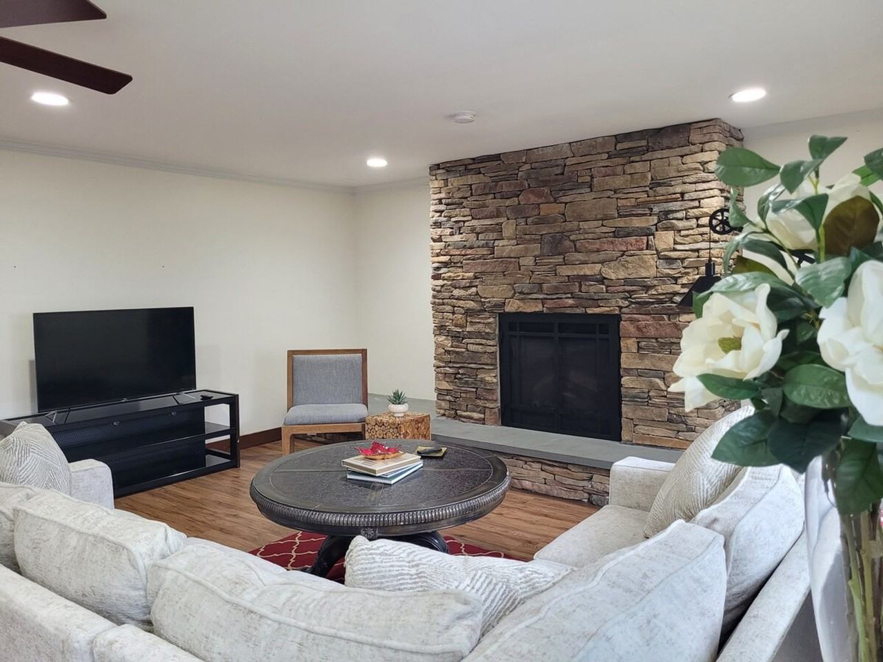 2017 Woodford Rd #1473420P - Photo 6 of 46