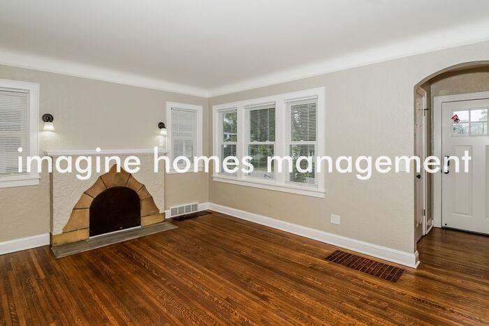 3677 Hubbard Ave N - Photo 4 of 17