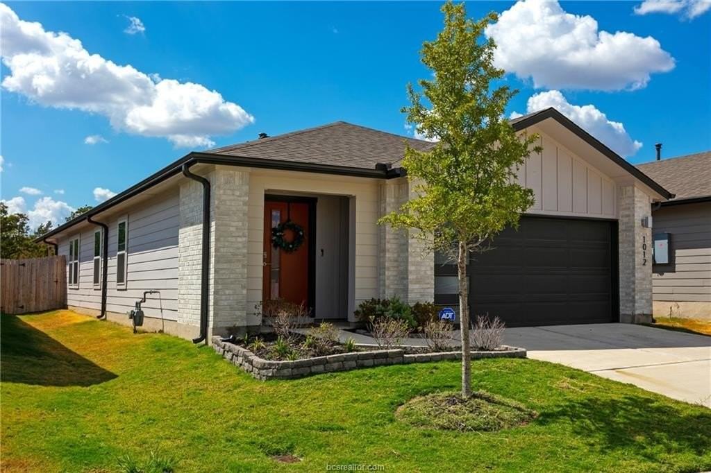 1012 Amistad Loop - Photo 2 of 26