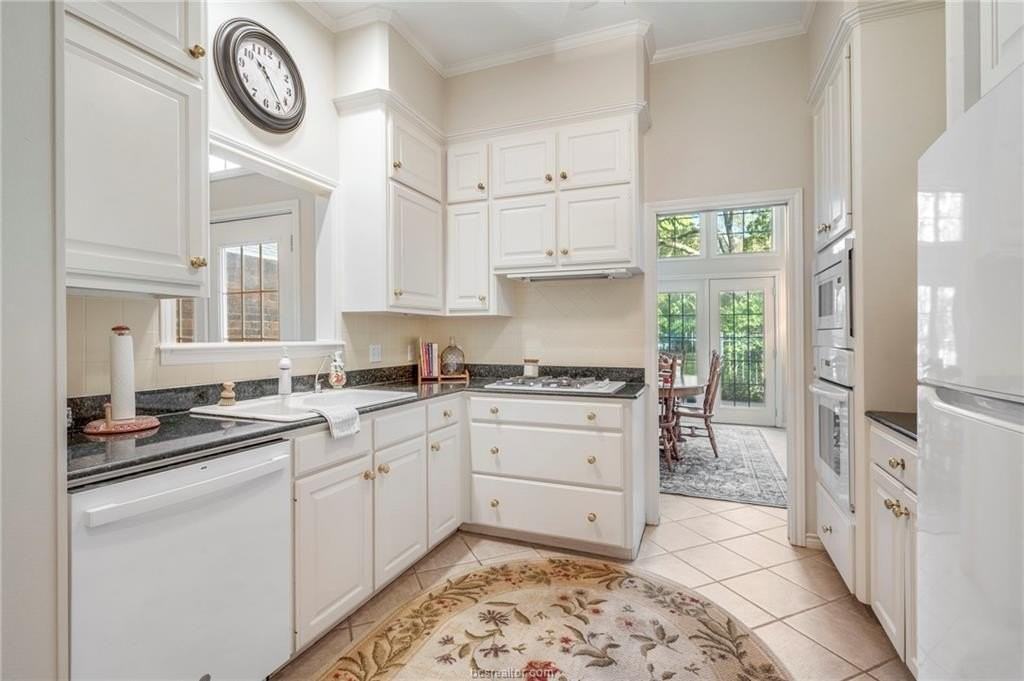 9413 Stonebridge Dr - Photo 3 of 22