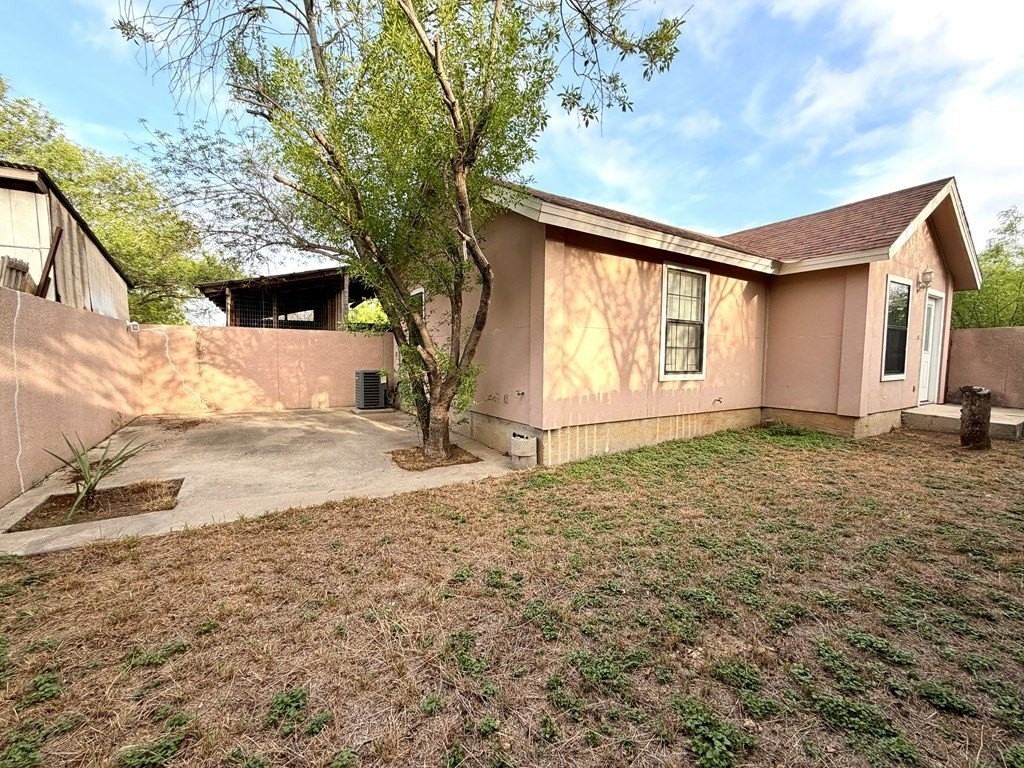 1527 Las Quintas Blvd - Photo 2 of 12