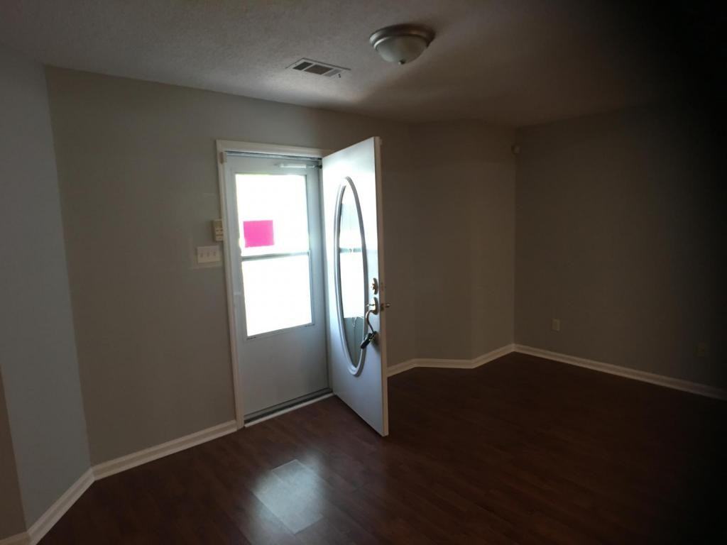 105 Northeast Dr - Photo 5 of 38