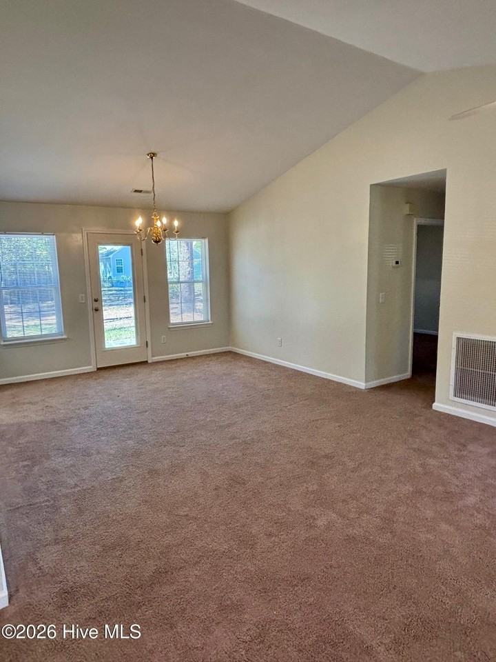 304 Raye Dr - Photo 7 of 29