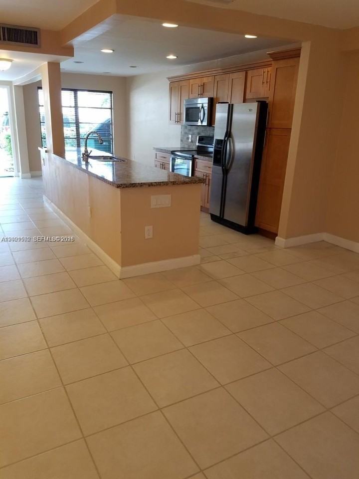 2750 N 34th Ave #9D - Photo 5 of 22