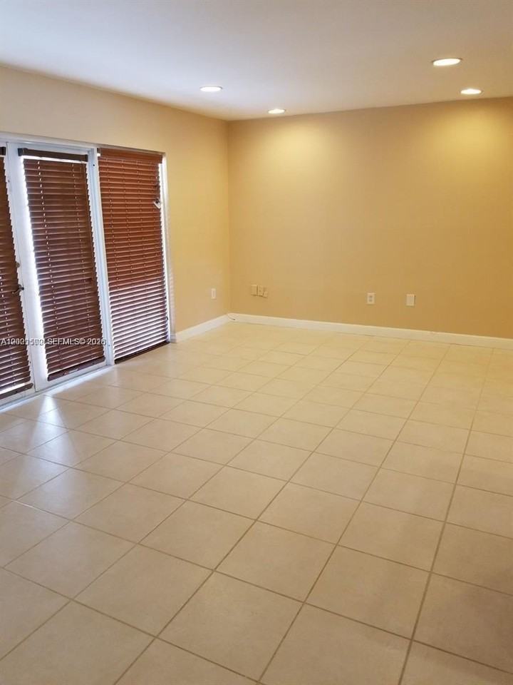 2750 N 34th Ave #9D - Photo 6 of 22