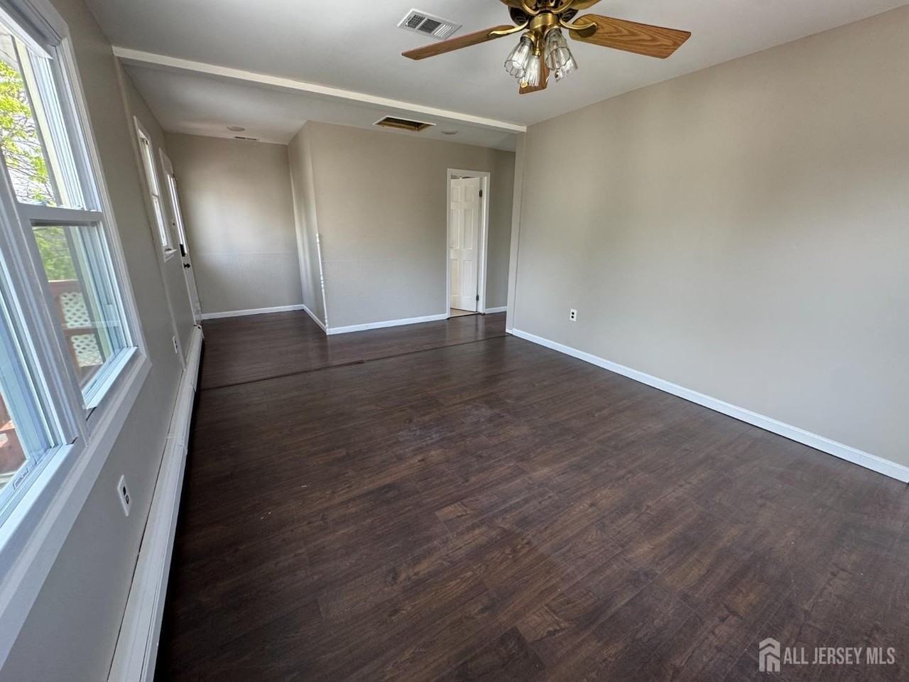 9 Scott Ave - Photo 4 of 13