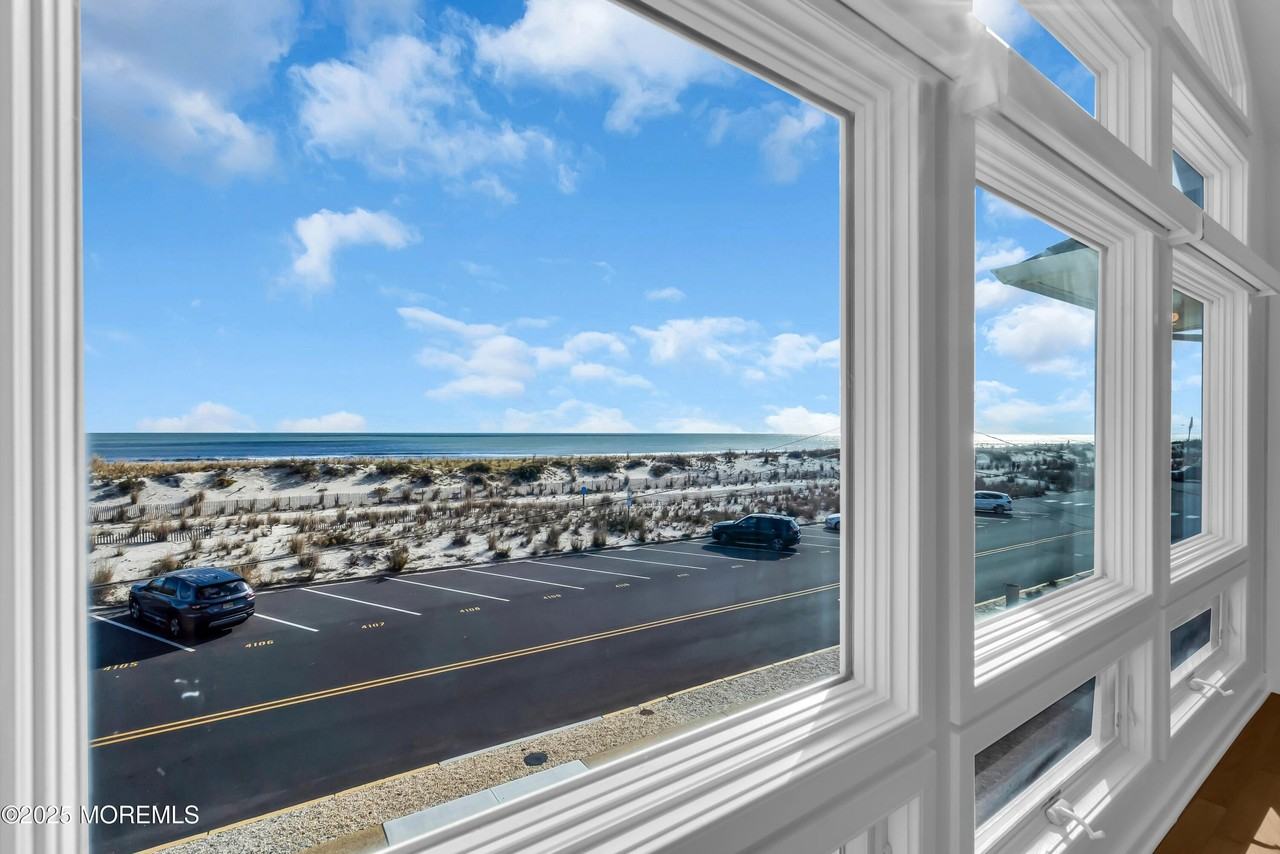 913 N Ocean Ave - Photo 4 of 50