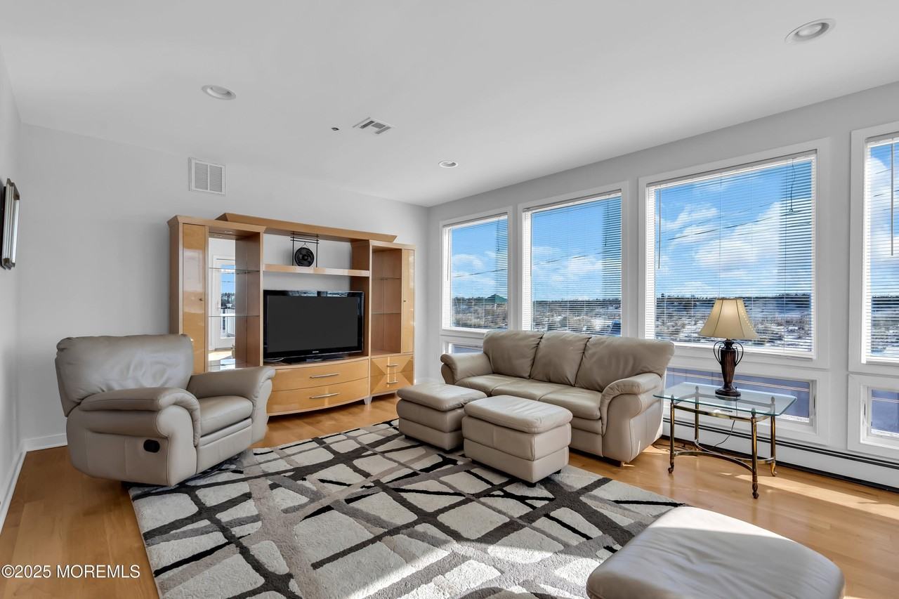 913 N Ocean Ave - Photo 6 of 50