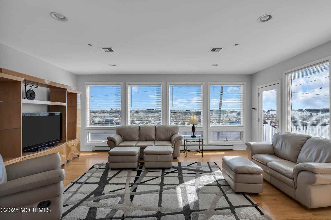 913 N Ocean Ave - Photo 7 of 50