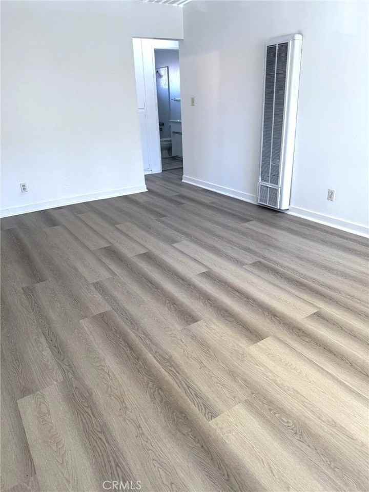 315 E 8th St - Photo 2 of 6