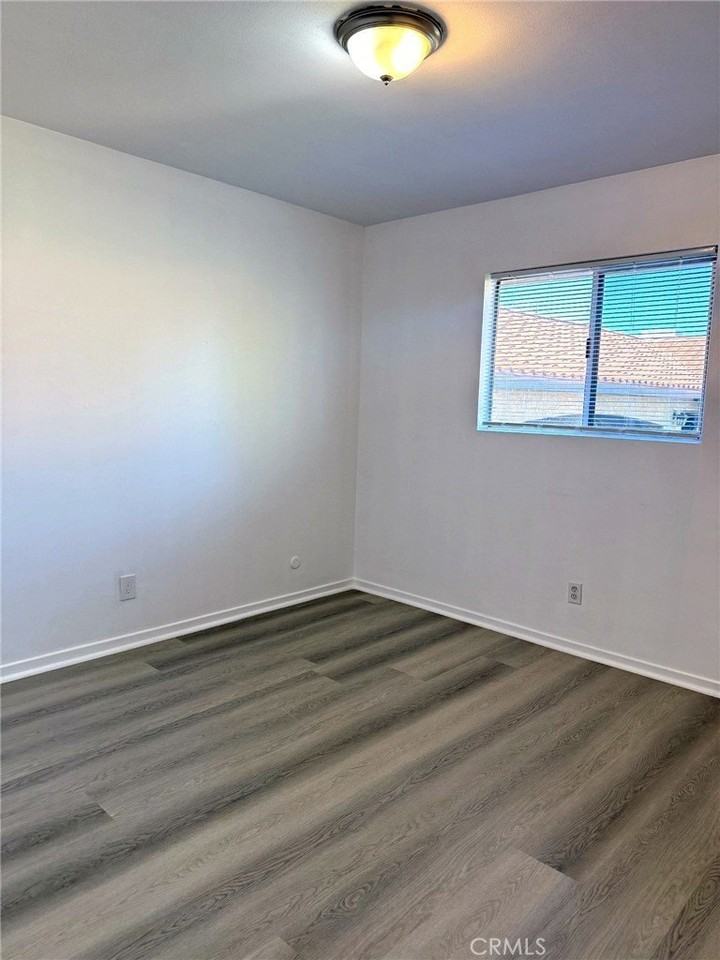 315 E 8th St - Photo 5 of 6