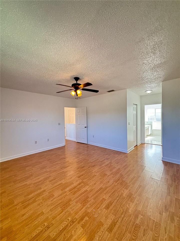 21339 Southwest 87th Court - Photo 5 of 37