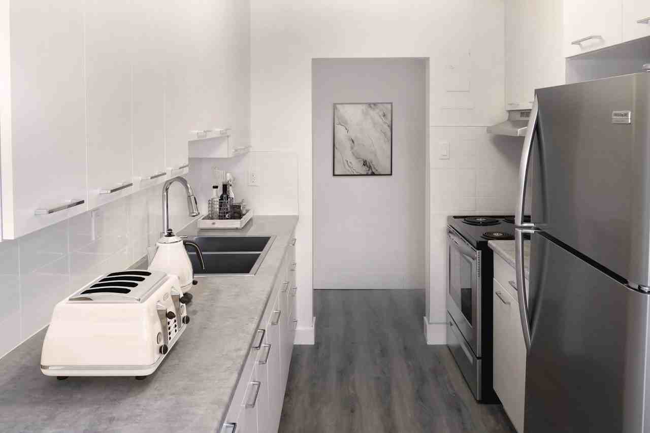 Sandford Apartments - Photo 3 of 8