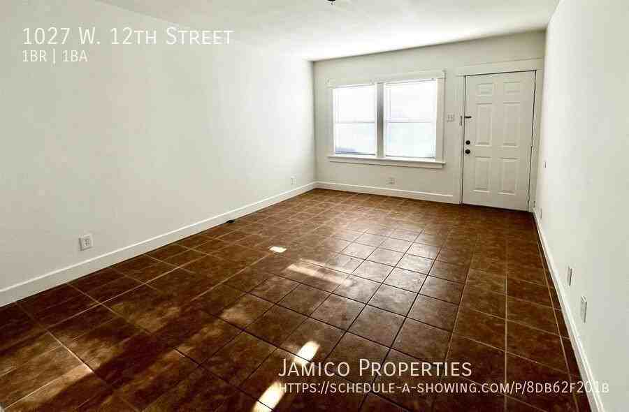 1027 W 12th St - Photo 6 of 18