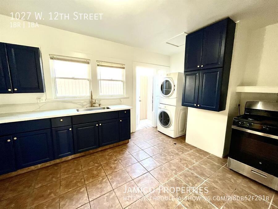 1027 W 12th St - Photo 6 of 15