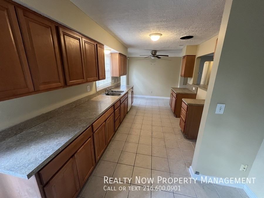 988 Keystone Dr - Photo 3 of 8