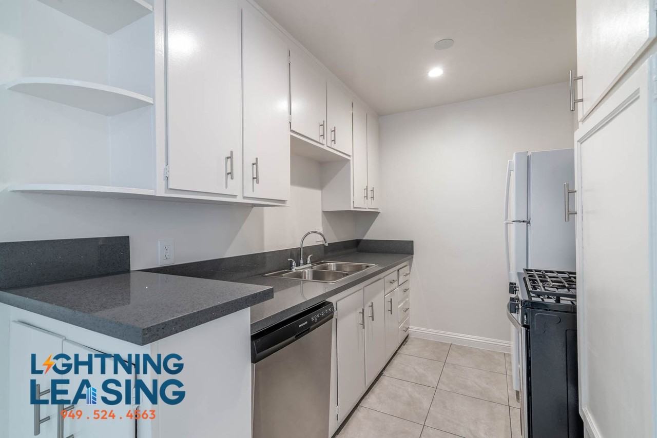 6068 Saturn St #4D - Photo 2 of 11