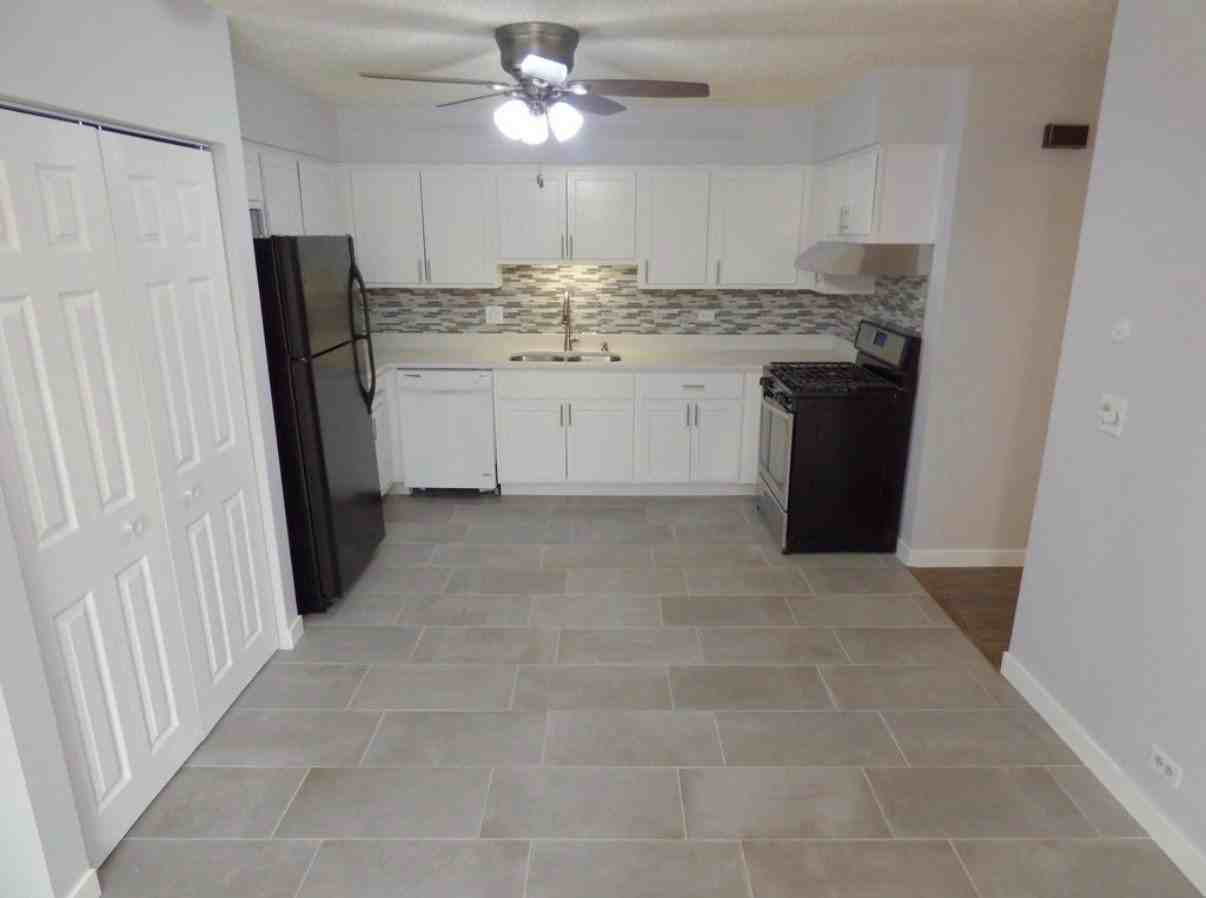 1114 Manchester Ct #1114 - Photo 5 of 13