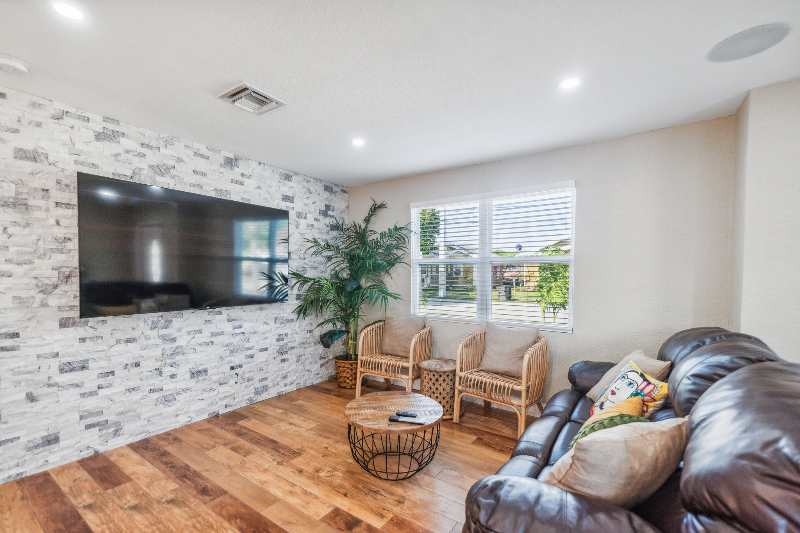 4614 Pinewood Ave - Photo 5 of 14