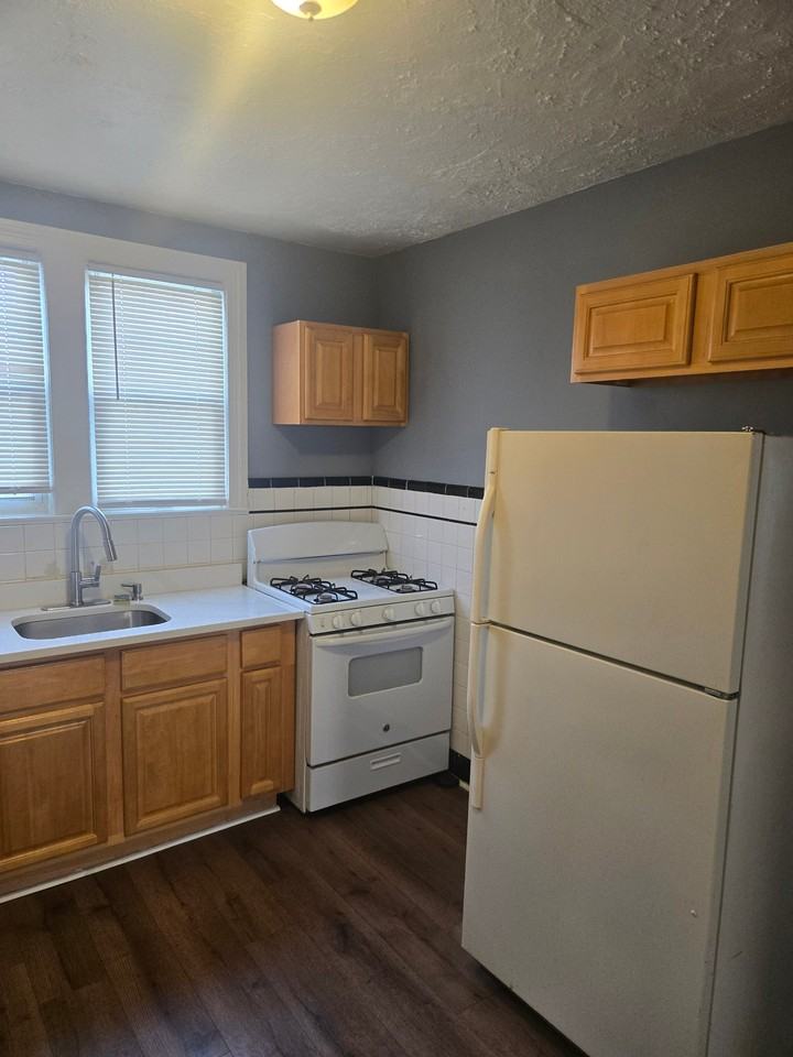565 E Elm St #1 - Photo 5 of 9