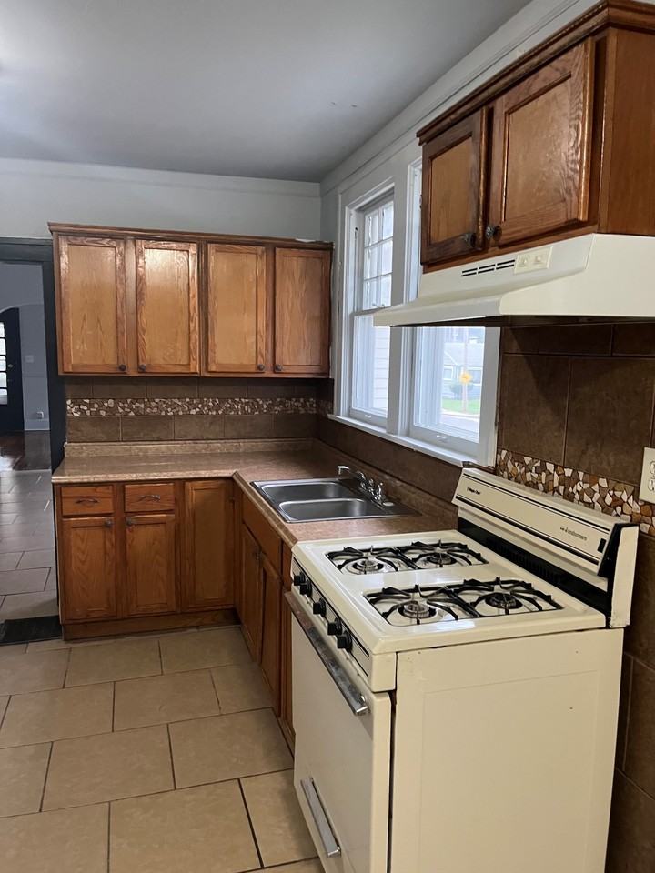 201 E Conron Ave #E - Photo 3 of 18