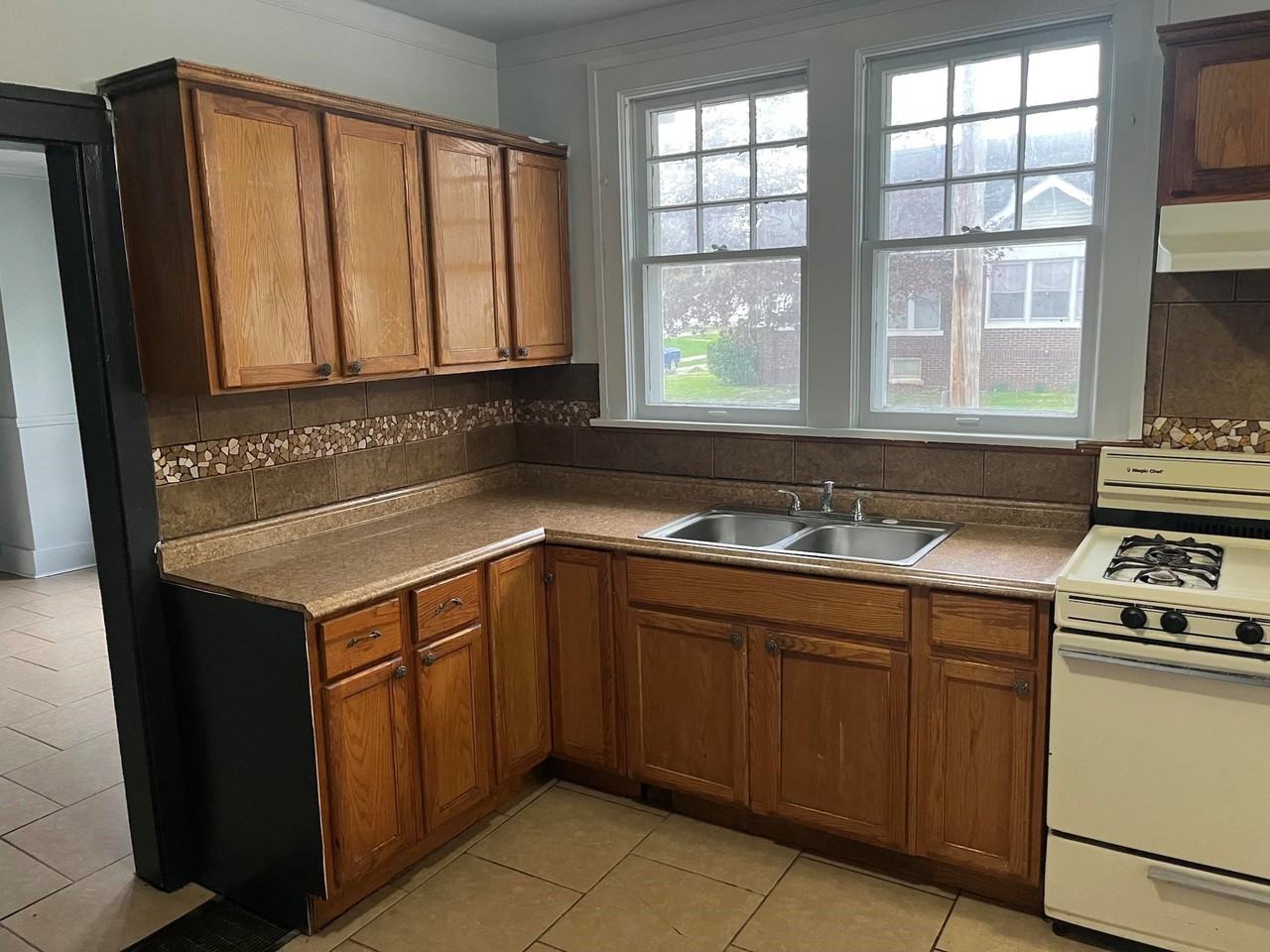 201 E Conron Ave #E - Photo 4 of 18