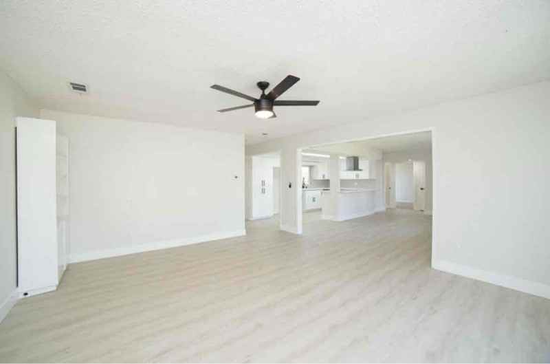 841 N Fine Ave - Photo 2 of 11