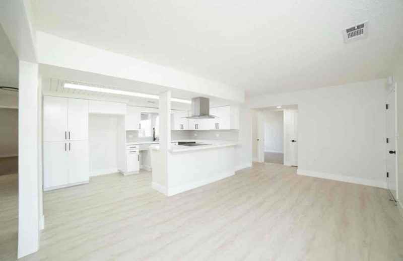 841 N Fine Ave - Photo 5 of 11