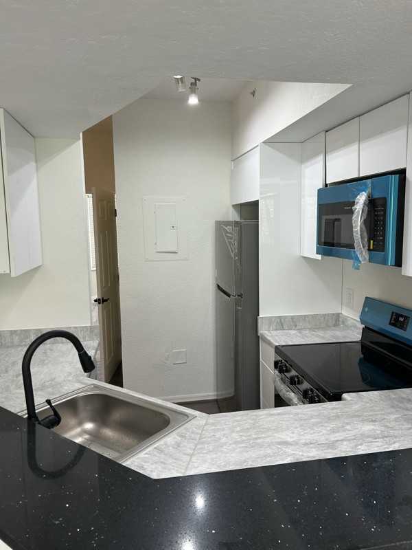 711 Sw 148th Ave #412 - Photo 7 of 30