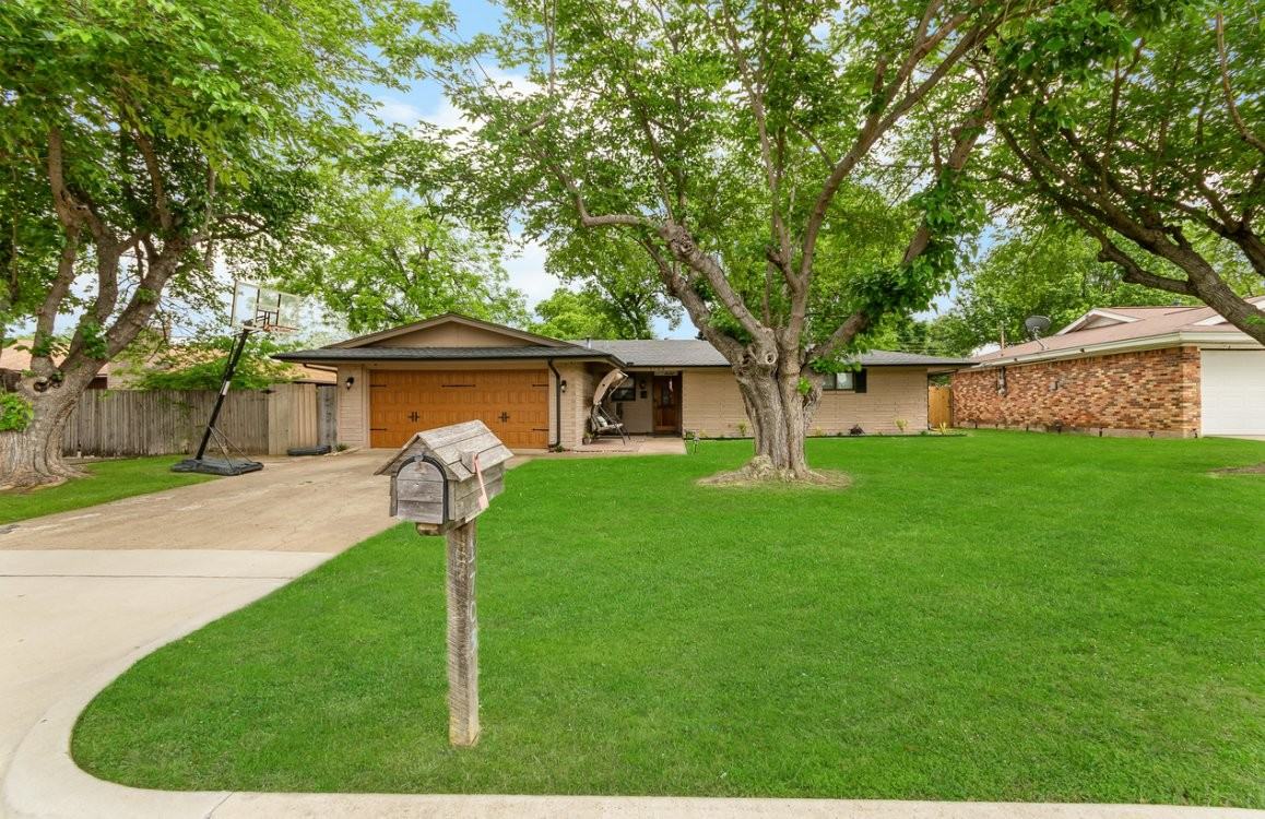 1703 Monaco Dr - Photo 2 of 29