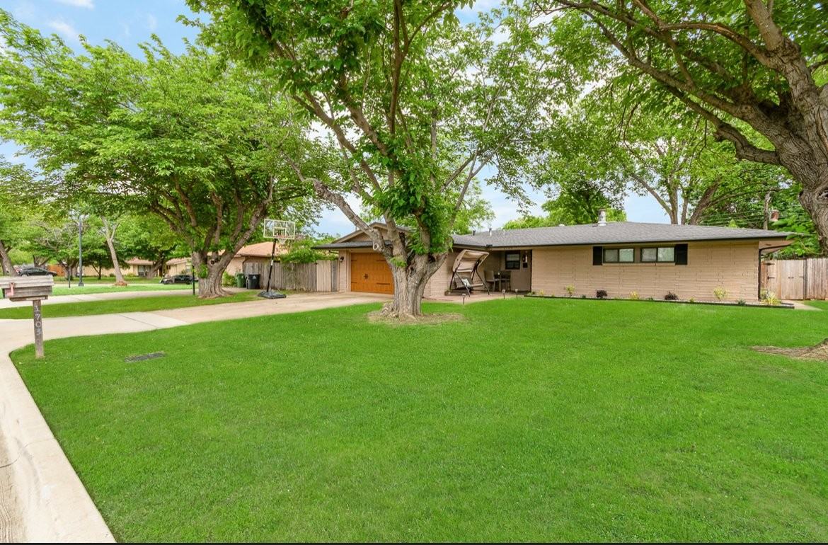 1703 Monaco Dr - Photo 3 of 29