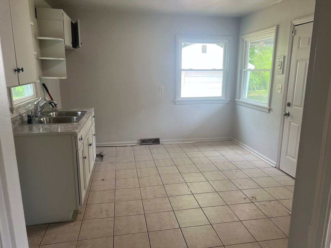 1723 Glenview Pl - Photo 4 of 11