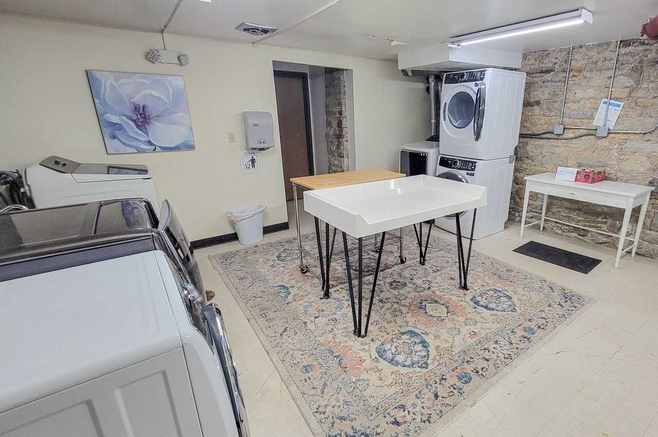 Modern Elliot Park Living - Photo 5 of 19